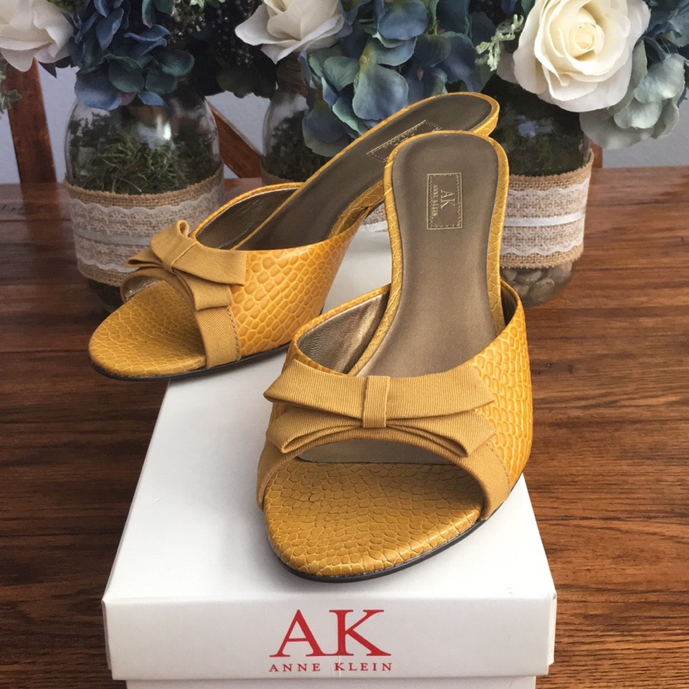 Anne Klein-Magrackle Yellow Peep toe size 6 Sandal